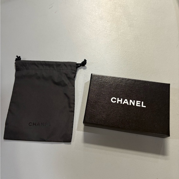 Preloved CHANEL Key holder in Black Patent leather - Picture 2 of 10